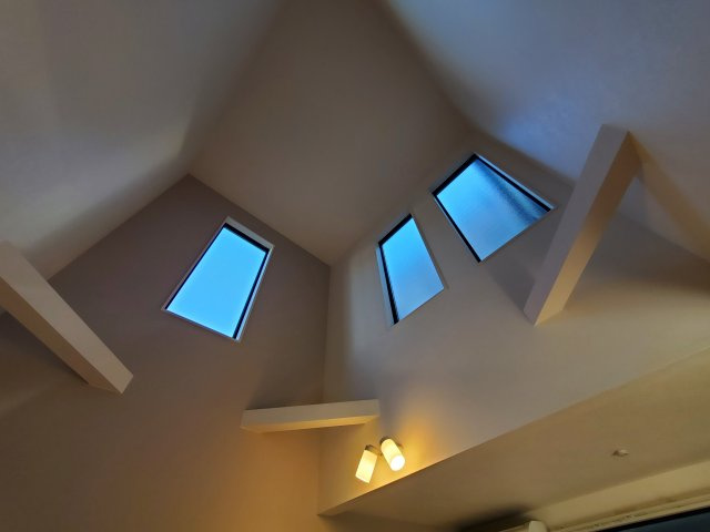 【その他】 | 草加市谷塚町　令和4年築の一戸建て | 令和4年築、駐車スペース2台分確保の４LDK！LDKは広々20.9帖、10.5帖の洋室に間仕切り壁を設け、５LDKへの間取り変更も可能！敷地もゆとりの143.46㎡♪リネン庫・パントリーもございます。