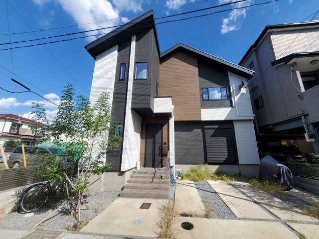 【外観】 | 草加市谷塚町　令和4年築の一戸建て | 令和4年築、駐車スペース2台分確保の４LDK！LDKは広々20.9帖、10.5帖の洋室に間仕切り壁を設け、５LDKへの間取り変更も可能！敷地もゆとりの143.46㎡♪リネン庫・パントリーもございます。