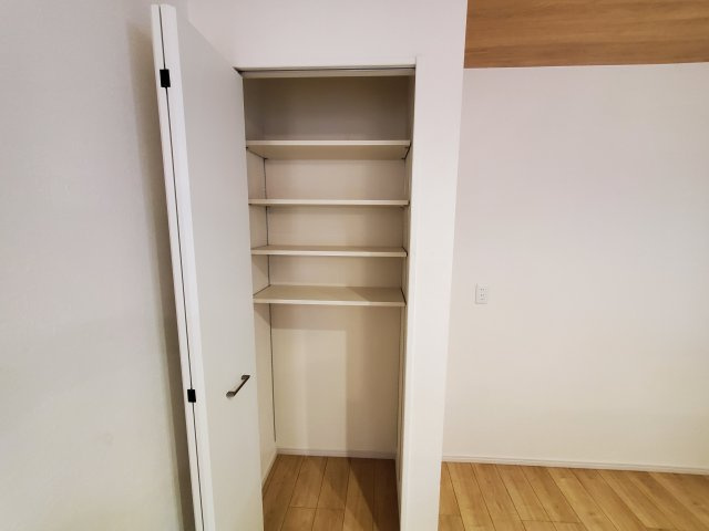 【収納】 | 草加市谷塚町　令和4年築の一戸建て | 令和4年築、駐車スペース2台分確保の４LDK！LDKは広々20.9帖、10.5帖の洋室に間仕切り壁を設け、５LDKへの間取り変更も可能！敷地もゆとりの143.46㎡♪リネン庫・パントリーもございます。