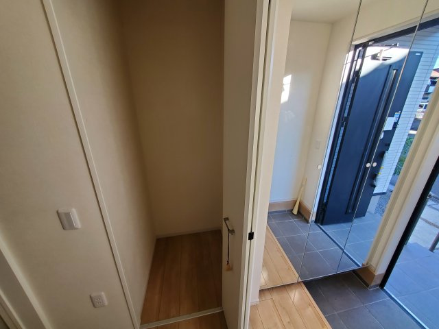 【玄関】 | 草加市谷塚町　令和4年築の一戸建て | 令和4年築、駐車スペース2台分確保の４LDK！LDKは広々20.9帖、10.5帖の洋室に間仕切り壁を設け、５LDKへの間取り変更も可能！敷地もゆとりの143.46㎡♪リネン庫・パントリーもございます。