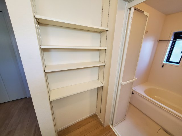 【収納】 | 草加市谷塚町　令和4年築の一戸建て | 令和4年築、駐車スペース2台分確保の４LDK！LDKは広々20.9帖、10.5帖の洋室に間仕切り壁を設け、５LDKへの間取り変更も可能！敷地もゆとりの143.46㎡♪リネン庫・パントリーもございます。