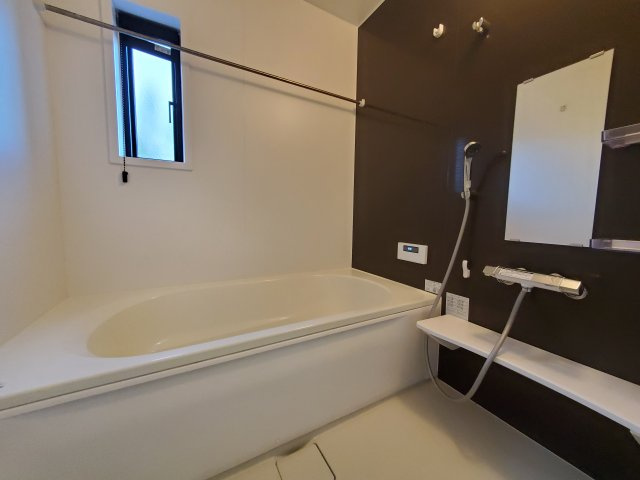 【浴室】 | 草加市谷塚町　令和4年築の一戸建て | 令和4年築、駐車スペース2台分確保の４LDK！LDKは広々20.9帖、10.5帖の洋室に間仕切り壁を設け、５LDKへの間取り変更も可能！敷地もゆとりの143.46㎡♪リネン庫・パントリーもございます。