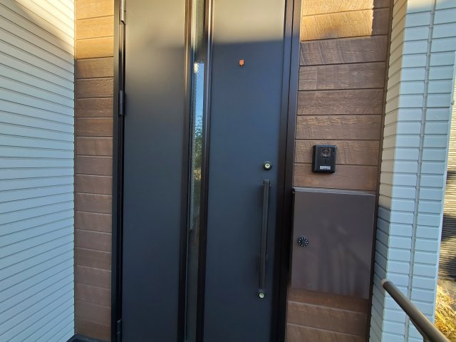 【玄関】 | 草加市谷塚町　令和4年築の一戸建て | 令和4年築、駐車スペース2台分確保の４LDK！LDKは広々20.9帖、10.5帖の洋室に間仕切り壁を設け、５LDKへの間取り変更も可能！敷地もゆとりの143.46㎡♪リネン庫・パントリーもございます。