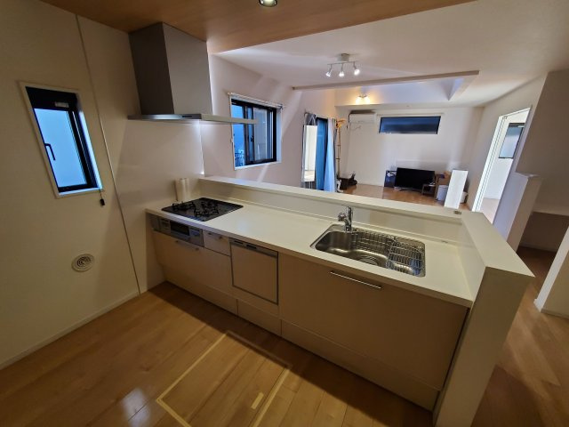 【キッチン】 | 草加市谷塚町　令和4年築の一戸建て | 令和4年築、駐車スペース2台分確保の４LDK！LDKは広々20.9帖、10.5帖の洋室に間仕切り壁を設け、５LDKへの間取り変更も可能！敷地もゆとりの143.46㎡♪リネン庫・パントリーもございます。