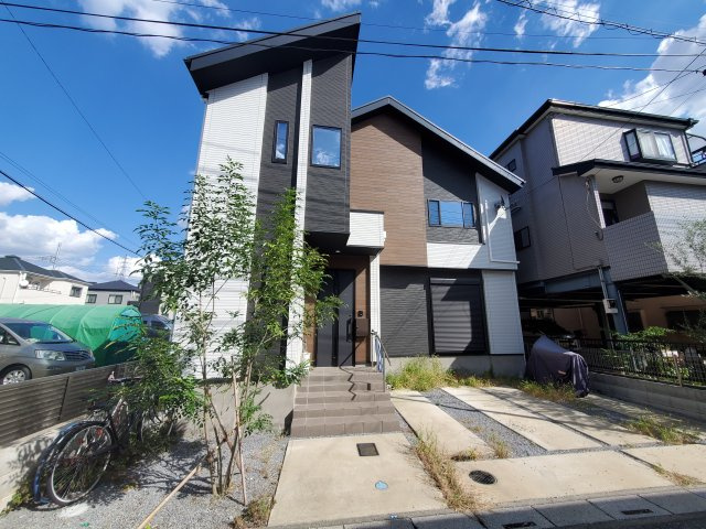 【外観】 | 草加市谷塚町　令和4年築の一戸建て | 令和4年築、駐車スペース2台分確保の４LDK！LDKは広々20.9帖、10.5帖の洋室に間仕切り壁を設け、５LDKへの間取り変更も可能！敷地もゆとりの143.46㎡♪リネン庫・パントリーもございます。