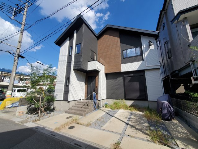 【外観】 | 草加市谷塚町　令和4年築の一戸建て | 令和4年築、駐車スペース2台分確保の４LDK！LDKは広々20.9帖、10.5帖の洋室に間仕切り壁を設け、５LDKへの間取り変更も可能！敷地もゆとりの143.46㎡♪リネン庫・パントリーもございます。