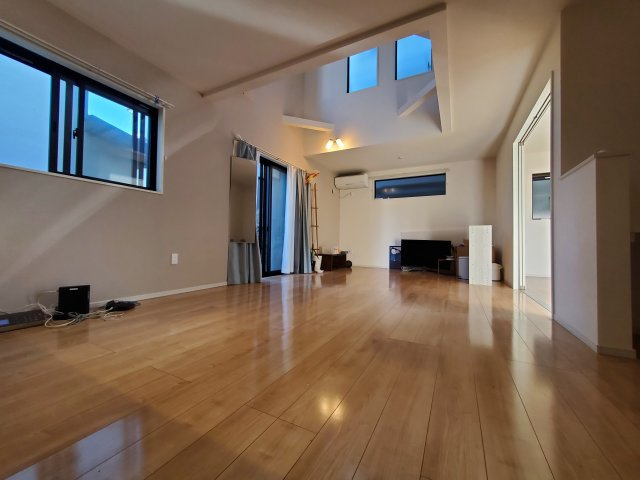 【居間・リビング】 | 草加市谷塚町　令和4年築の一戸建て | 令和4年築、駐車スペース2台分確保の４LDK！LDKは広々20.9帖、10.5帖の洋室に間仕切り壁を設け、５LDKへの間取り変更も可能！敷地もゆとりの143.46㎡♪リネン庫・パントリーもございます。