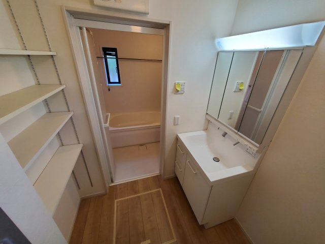 【独立洗面台】 | 草加市谷塚町　令和4年築の一戸建て | 令和4年築、駐車スペース2台分確保の４LDK！LDKは広々20.9帖、10.5帖の洋室に間仕切り壁を設け、５LDKへの間取り変更も可能！敷地もゆとりの143.46㎡♪リネン庫・パントリーもございます。