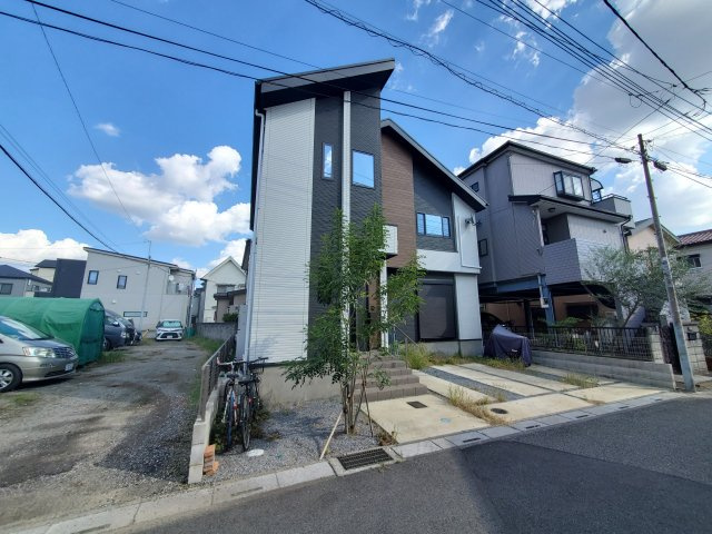 【前面道路含む現地写真】 | 草加市谷塚町　令和4年築の一戸建て | 令和4年築、駐車スペース2台分確保の４LDK！LDKは広々20.9帖、10.5帖の洋室に間仕切り壁を設け、５LDKへの間取り変更も可能！敷地もゆとりの143.46㎡♪リネン庫・パントリーもございます。