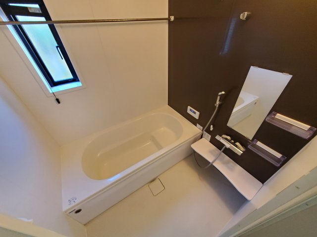 【浴室】 | 草加市谷塚町　令和4年築の一戸建て | 令和4年築、駐車スペース2台分確保の４LDK！LDKは広々20.9帖、10.5帖の洋室に間仕切り壁を設け、５LDKへの間取り変更も可能！敷地もゆとりの143.46㎡♪リネン庫・パントリーもございます。