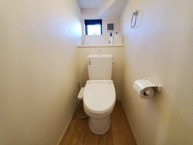 【トイレ】 | 草加市谷塚町　令和4年築の一戸建て | 令和4年築、駐車スペース2台分確保の４LDK！LDKは広々20.9帖、10.5帖の洋室に間仕切り壁を設け、５LDKへの間取り変更も可能！敷地もゆとりの143.46㎡♪リネン庫・パントリーもございます。