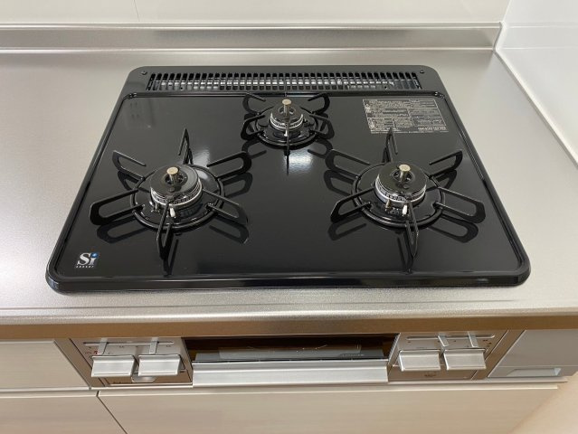 星ヶ丘アイリス北棟の設備|使い勝手の良い3口コンロは同時調理を叶えてくれるので時短にもつながります♪