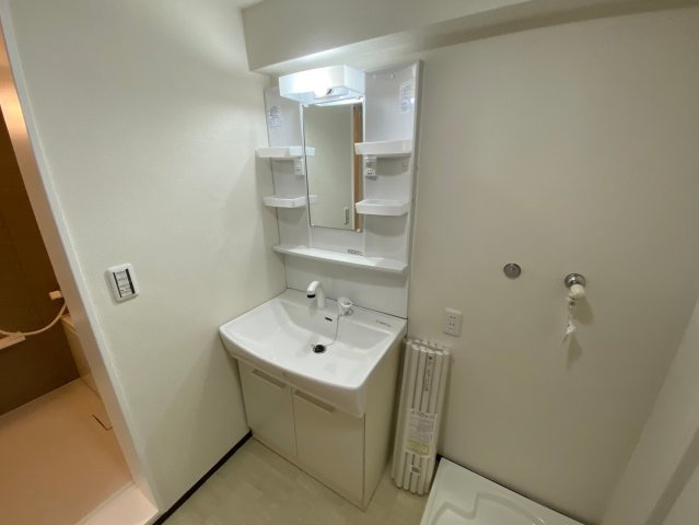 星ヶ丘アイリス北棟の独立洗面台|収納力と機能性を兼ね備えた洗面化粧台です。