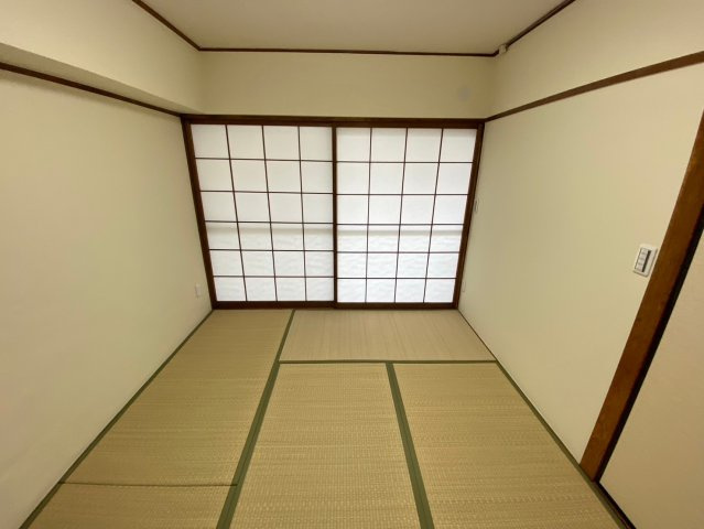 星ヶ丘アイリス北棟の和室|リビングに隣接した和室。客間としても寝室にしても用途に合わせて活用できます◎