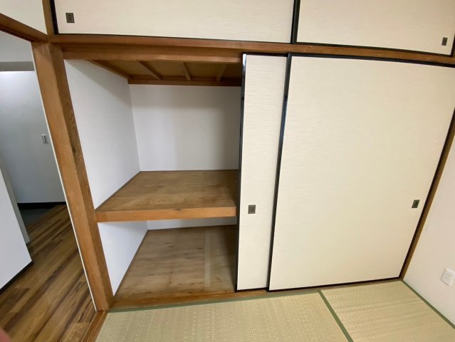 星ヶ丘アイリス北棟の和室|出し入れのしやすい押入。布団や座布団などの収納の便利です。