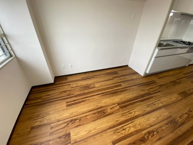 星ヶ丘アイリス北棟の居間・リビング|ナチュラルな木目調の床から木のぬくもりを感じられるリビングルーム