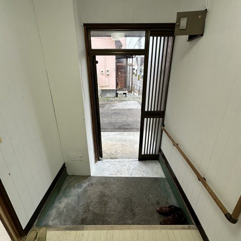 登別市幌別町6丁目28-3戸建の玄関