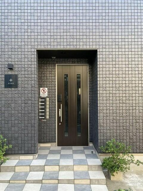 プラス・ネオンのエントランス