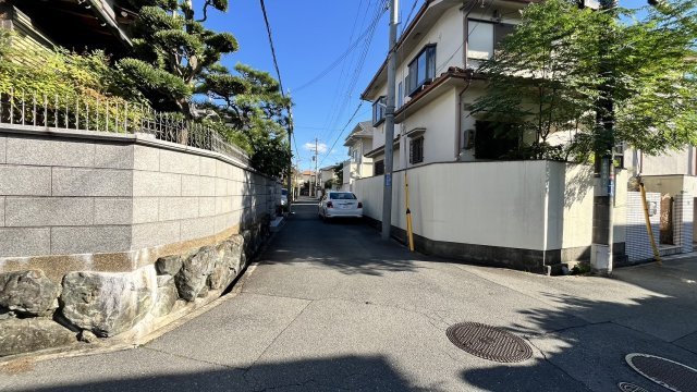 豊中市上野西3丁目　古家付き土地の前面道路含む現地写真
