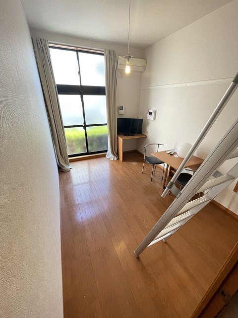 レオパレスエルフ仁川の居間・リビング