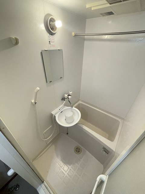 レオパレスエルフ仁川の浴室