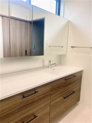 【独立洗面台】 | ■□大井町大井中央戸建■□ | ワイドに広い洗面台となっており、利便性と収納力を兼ね備えています♪