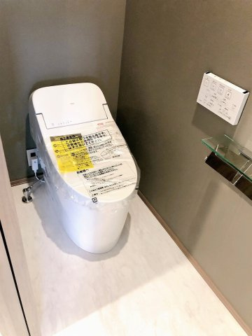 【トイレ】 | ■□大井町大井中央戸建■□ | ウォシュレット機能付き
段差のないフラットな造りです♪