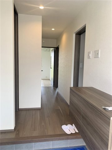 【玄関】 | ■□大井町大井中央 築後未入居戸建■□ | シューズインクロークもあり、趣味の道具やベビーカーなど収納できます♪