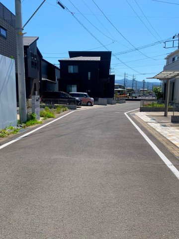 【前面道路含む現地写真】 | ■□大井町大井中央 築後未入居戸建■□ | 道路幅員約6mですので、余裕をもって駐車できます♪