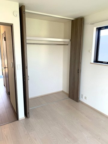 【洋室】 | ■□大井町大井中央 築後未入居戸建■□ | ［1階洋室］各部屋クローゼットが付いており南側窓は掃き出し窓になっています♪