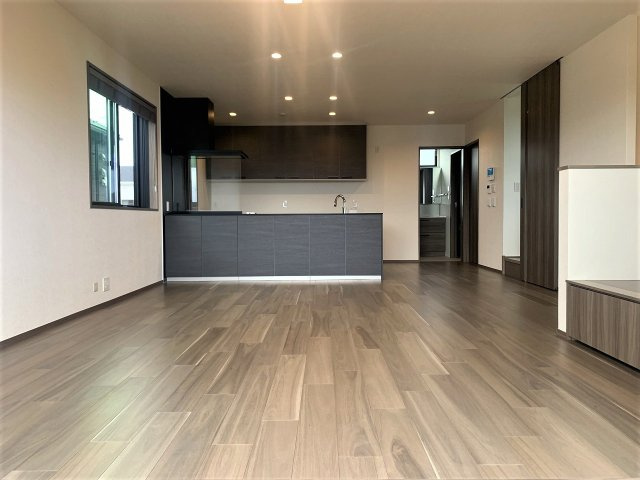 【居間・リビング】 | ■□大井町大井中央戸建■□ | 約23.3帖のLDK！日当たり良好でとても明るく毎日が楽しく過ごせそうですね♪