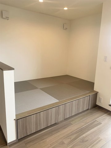 【居間・リビング】 | ■□大井町大井中央戸建■□ | リビングダイニングの一角には小上がりの畳コーナーもあります♪この下は収納スペースなので便利！