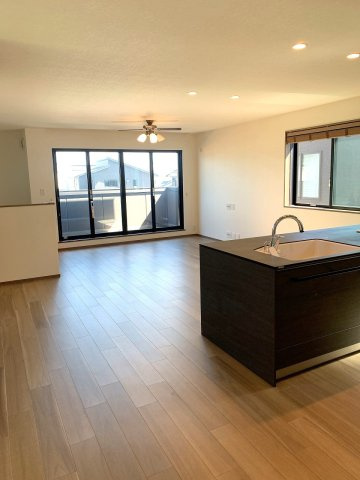【居間・リビング】 | ■□大井町大井中央 築後未入居戸建■□ | バルコニーへの窓は窓枠が邪魔にならないフォールディングウインドウ(折りたたみ窓)を採用♪
電動シャッター付き！