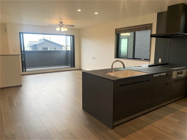 【居間・リビング】 | ■□大井町大井中央戸建■□ | バルコニーへの窓は窓枠が邪魔にならないフォールディングウインドウ(折りたたみ窓)を採用♪
電動シャッター付き！