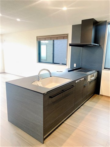 【キッチン】 | ■□大井町大井中央戸建■□ | 開放感あるカウンターキッチン採用♪
［食洗器付き、IHコンロ］