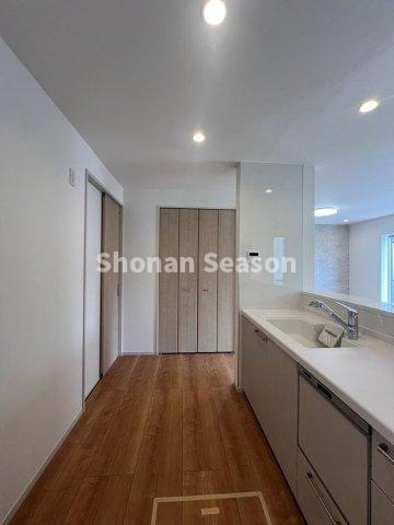 【キッチン】 | まとめ買いができる「パントリー」が併設！
面倒な買い物頻度をグッと減らすことができますよ♪