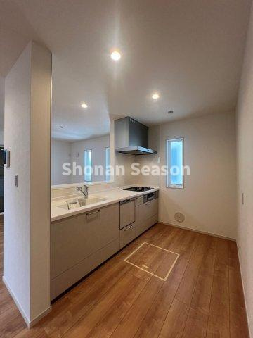 【キッチン】 | 対面式で会話も楽しめるキッチン！
カウンター付きで配膳＆後片付けもスムーズに行えますよ♪