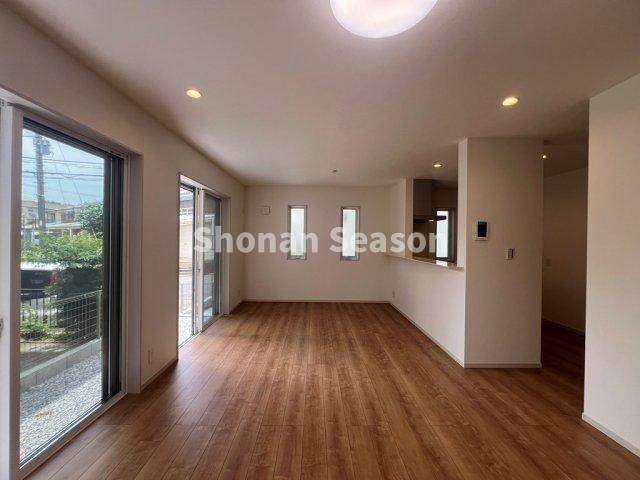 【居間・リビング】 | １７帖の広々としたリビング！
お気に入りの家具をご用意して、快適な新生活を始めませんか♪