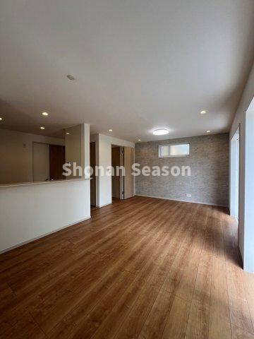 【居間・リビング】 | 空間にメリハリつくアクセントクロスを使用◎
ラグジュアリーな空間が広がります♪