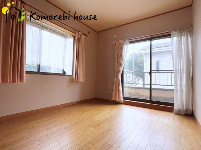 上尾市平塚　中古一戸建ての子供部屋|光が差し込む洋室です