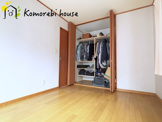 上尾市平塚　中古一戸建ての子供部屋|光が差し込む洋室です