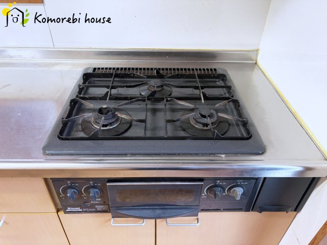 上尾市平塚　中古一戸建てのキッチン|3口コンロです