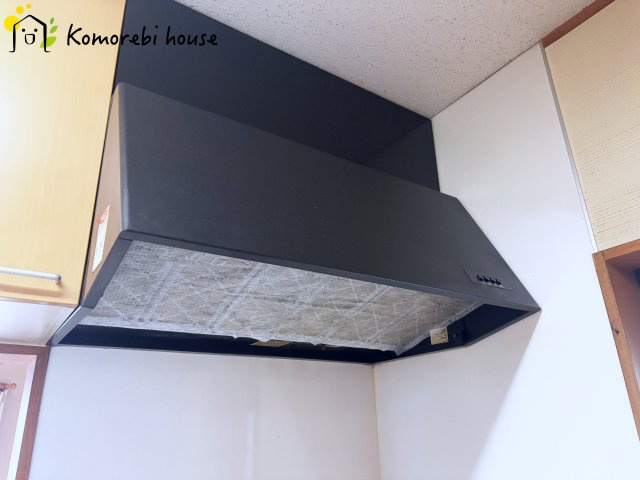 上尾市平塚　中古一戸建てのキッチン|レンジフードです