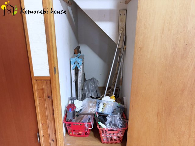 上尾市平塚　中古一戸建ての収納|階段下収納です