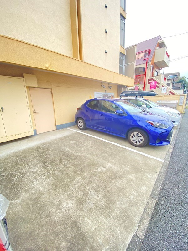 シルバーストーン三軒茶屋の駐車場|車をお持ちの方に嬉しい駐車場付きの物件です