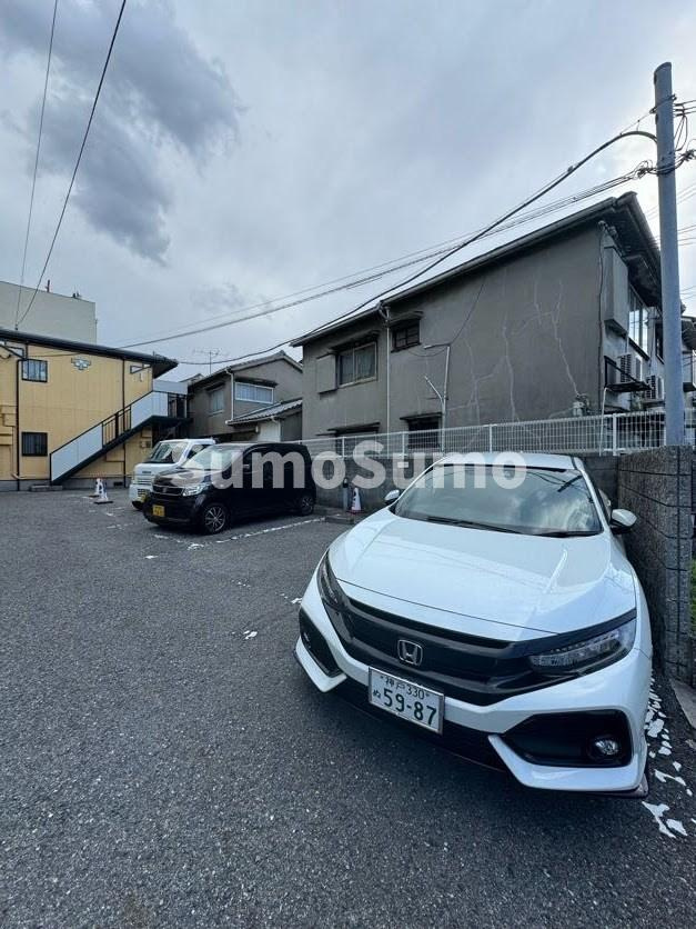 神戸市兵庫区下三条町のアパートの駐車場|駐車場に車を止められます