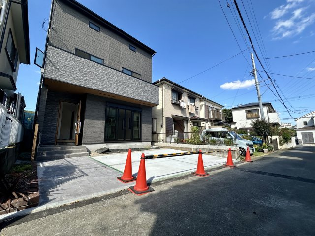 【成約】藤沢市下土棚デザイナーズハウスの前面道路含む現地写真