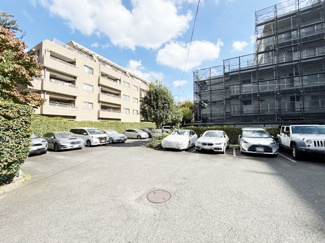 【駐車場】 | マンションの駐車場スペース。空きの有無や駐車料金、サイズ規定などについては、改めてお問い合わせください。～即日のご見学可能～　お問合せはお気軽にどうぞ。