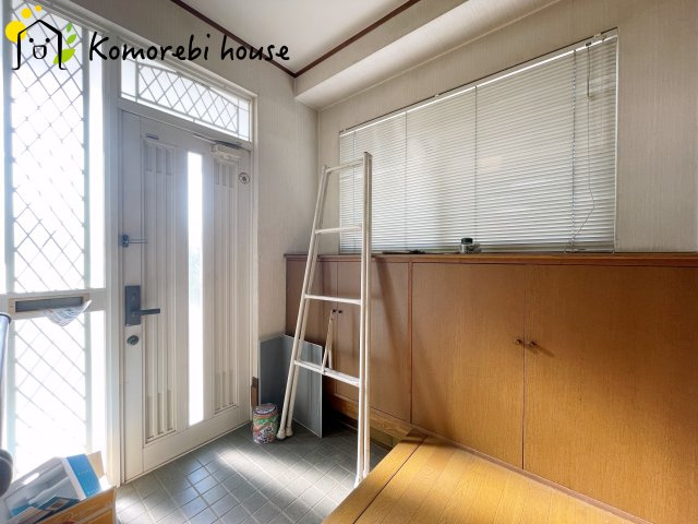 上尾市畔吉　中古一戸建の玄関|明るい玄関です