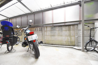 【駐車場】 | バイク置き場。空き区画の有無や駐輪料金、サイズおよび排気量規定などについては、改めてお問い合わせください。～即日のご見学可能～　お問合せはお気軽にどうぞ。